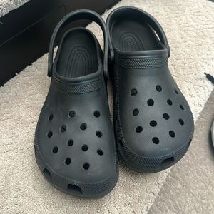 CROCS- black men’s size 11